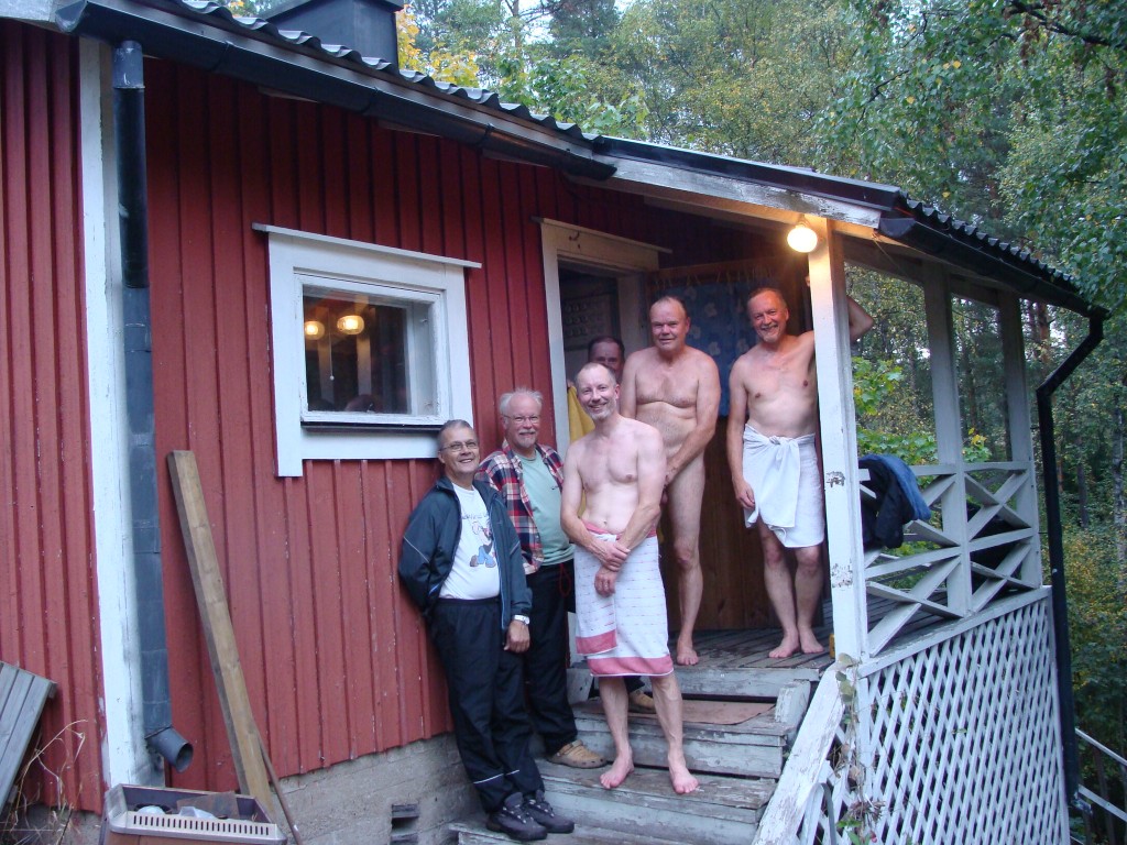 Rami, Hati, Aki, Asko, Jokke ja Pekka saunan rappusilla